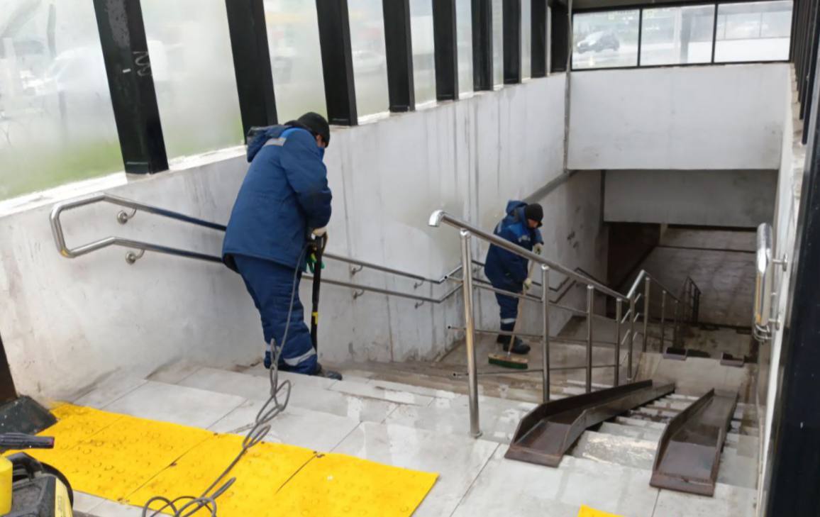 Коммунальные службы Подольска проводят уборку дорог и тротуаров