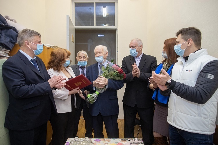 Ветеран «ЗиО-Подольск» Николай Яковлевич Лощилин 27 января принимал поздравления с 95-летием Ветеран «ЗиО-Подольск» Николай Яковлевич Лощилин 27 января принимал поздравления с 95-летием