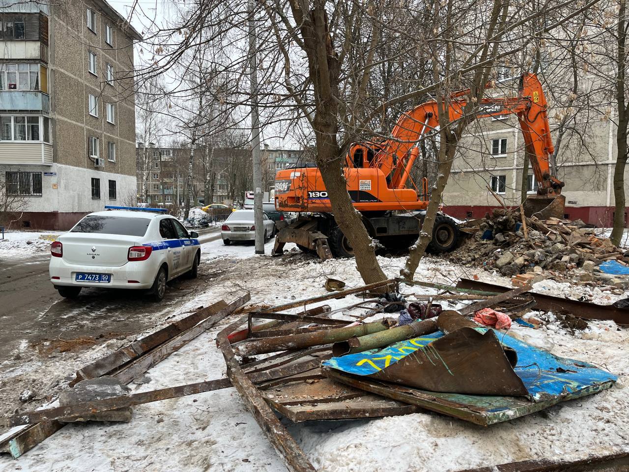 На Юбилейной улице демонтировали нежилое строение На Юбилейной улице демонтировали нежилое строение