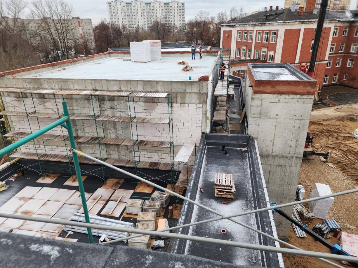 Строители заканчивают монтаж кровли пристройки к школе № 16 Строители заканчивают монтаж кровли пристройки к школе № 16