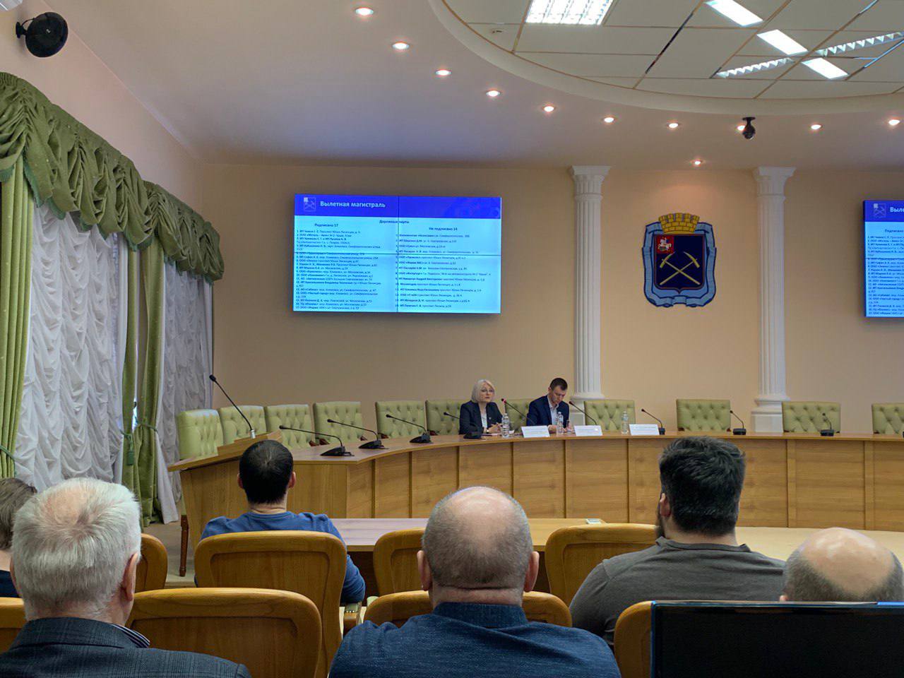 Объекты торговли у вылетной магистрали продолжают приводить в порядок