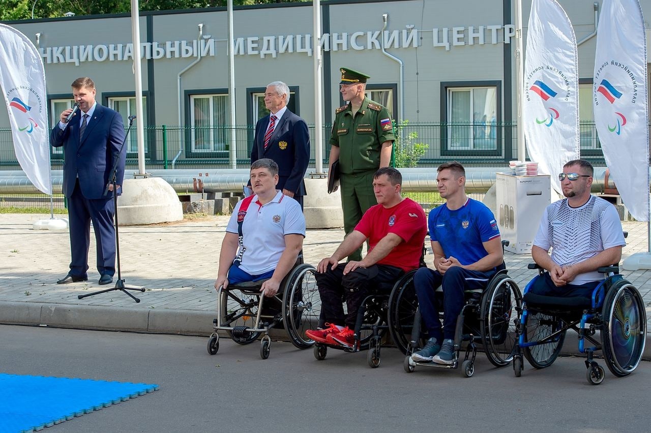 Паралимпийцы приехали к находящимся на лечении в подольском госпитале воинам