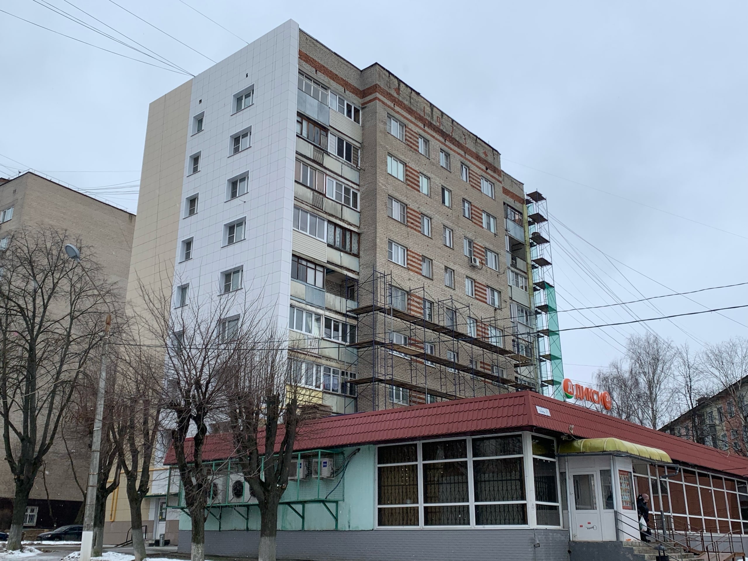 Кондиционеры и тарелки мешают капитальному ремонту фасада