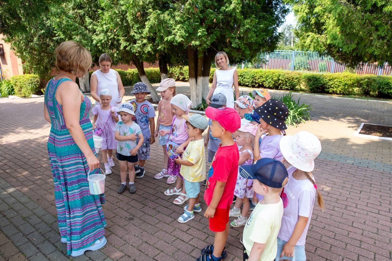 Солнце, цветы и радуга теперь украшают «Родник» в Сынкове