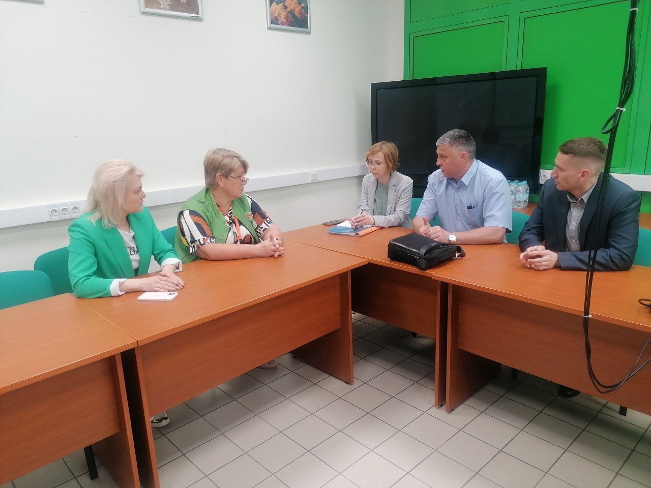 Встречу с руководителем гипермаркета "Глобус" М. Федотовой провела начальник управления потребительского рынка администрации Подольска Злата Зайцева