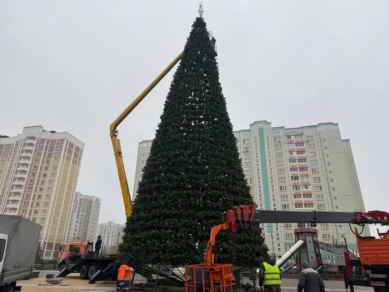 Главную елку Подольска устанавливают в Кузнечиках