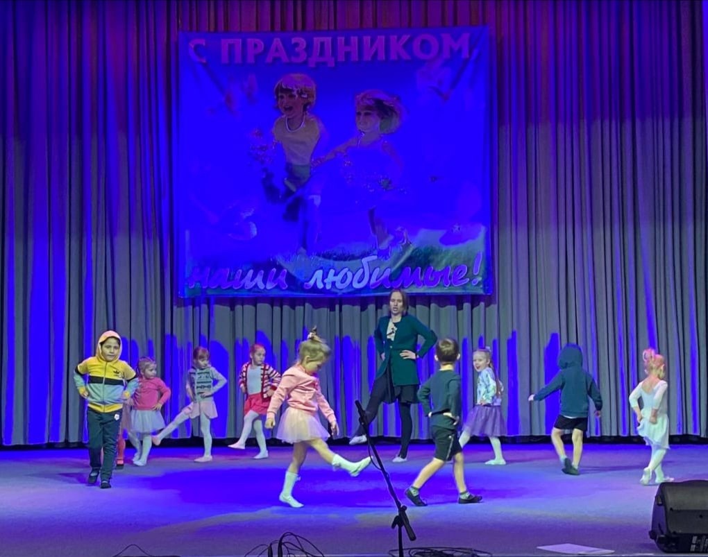 Малыши стараются для мам