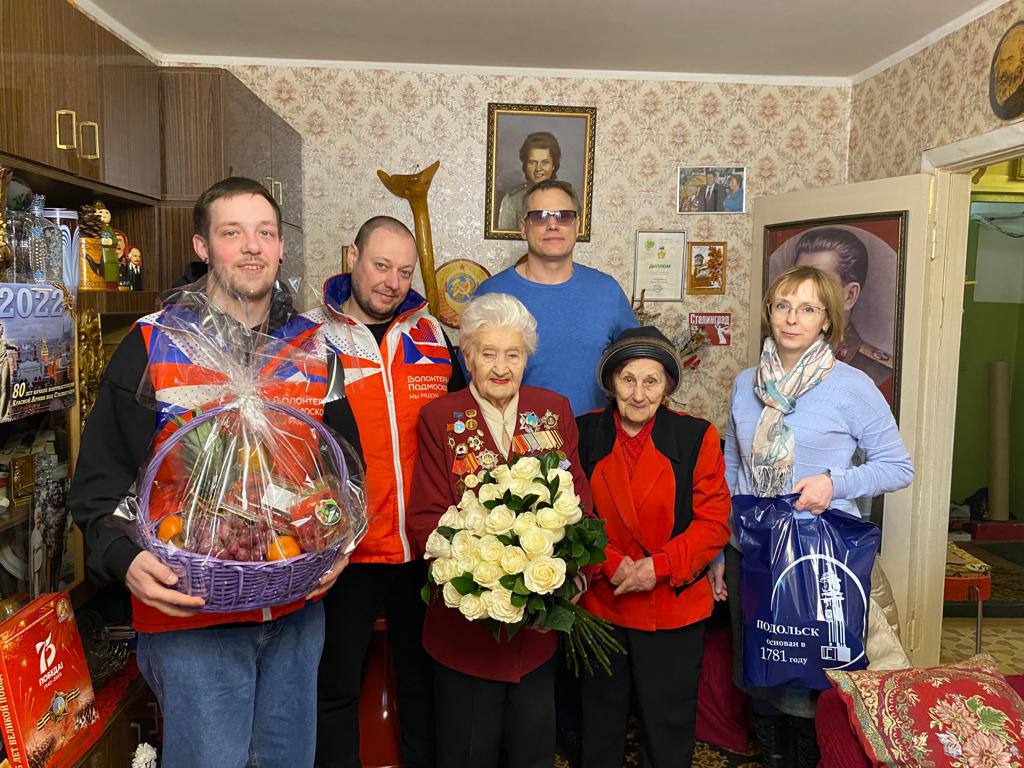 Волонтёры поздравили участницу Сталинградской битвы Марию Рохлину с годовщиной памятного события