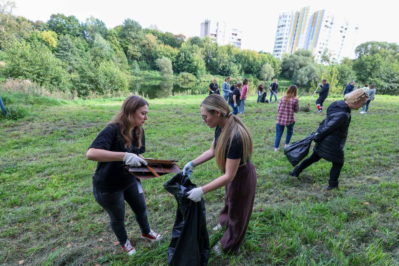 Берег реки Петрицы очистили в ходе партийной акции
