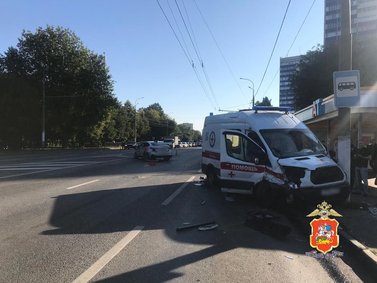 Сотрудники ГАИ устанавливают обстоятельства ДТП с машиной скорой помощи в Подольске