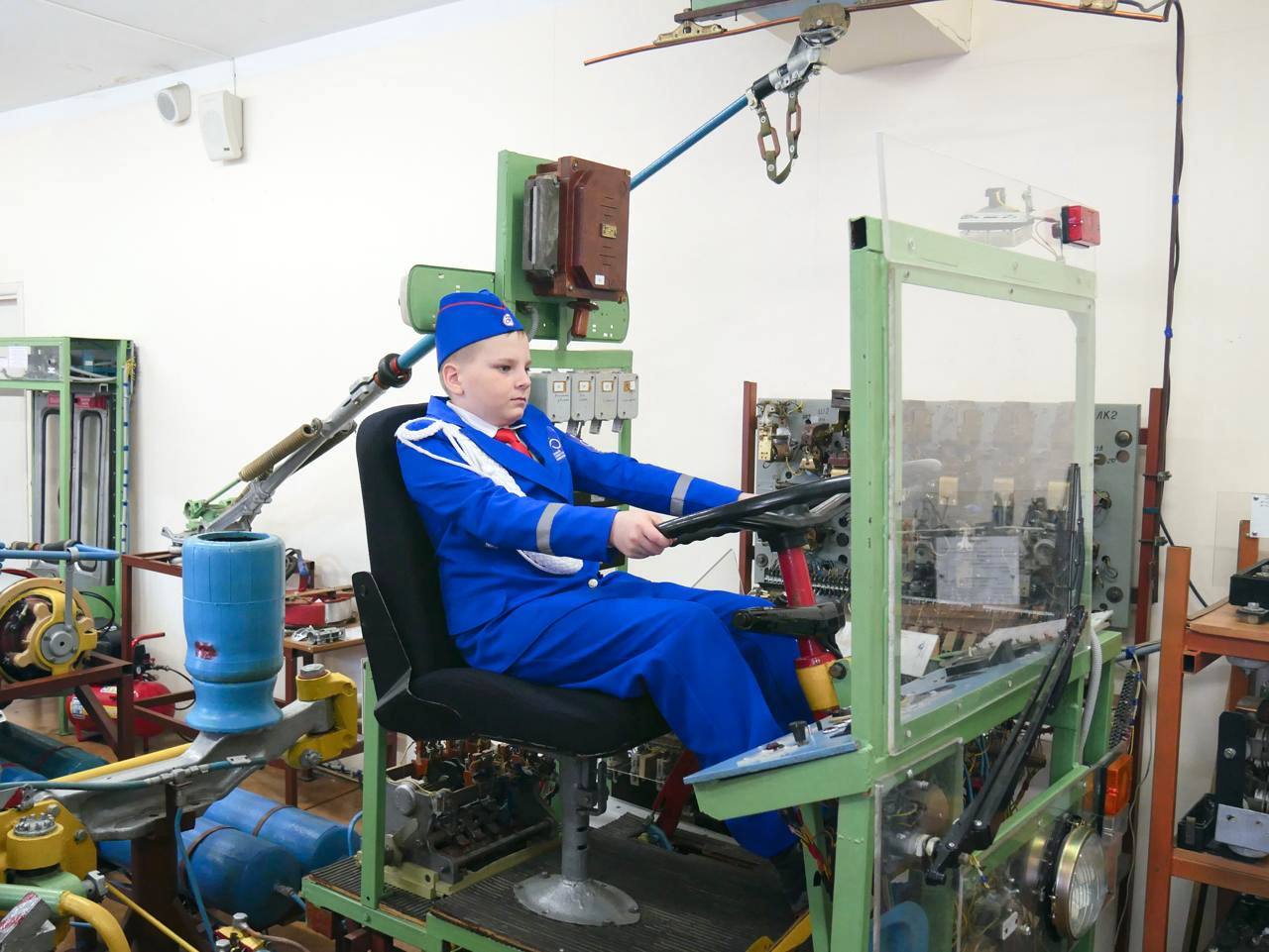 Для юных инспекторов движения провели экскурсию по троллейбусному депо Для юных инспекторов движения провели экскурсию по троллейбусному депо