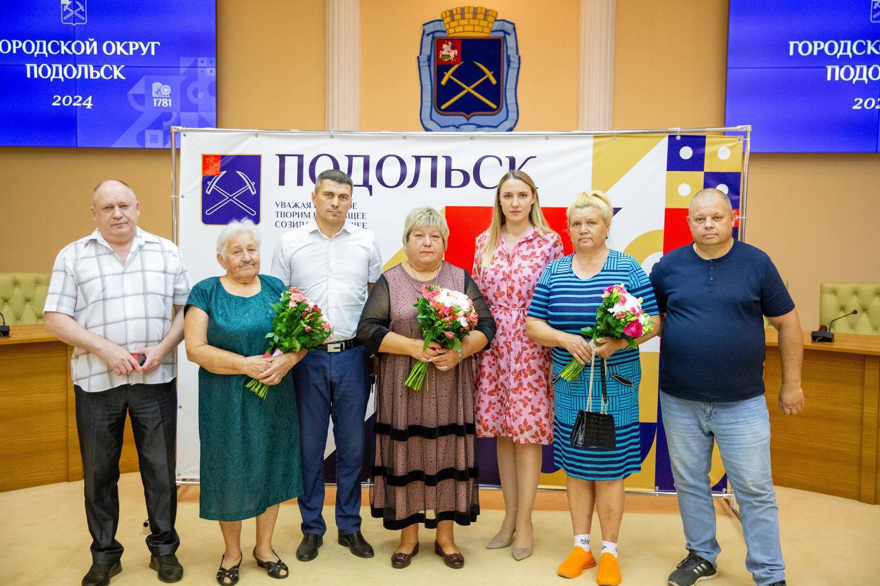 Шесть сельских старост округа получили удостоверения и нагрудные знаки