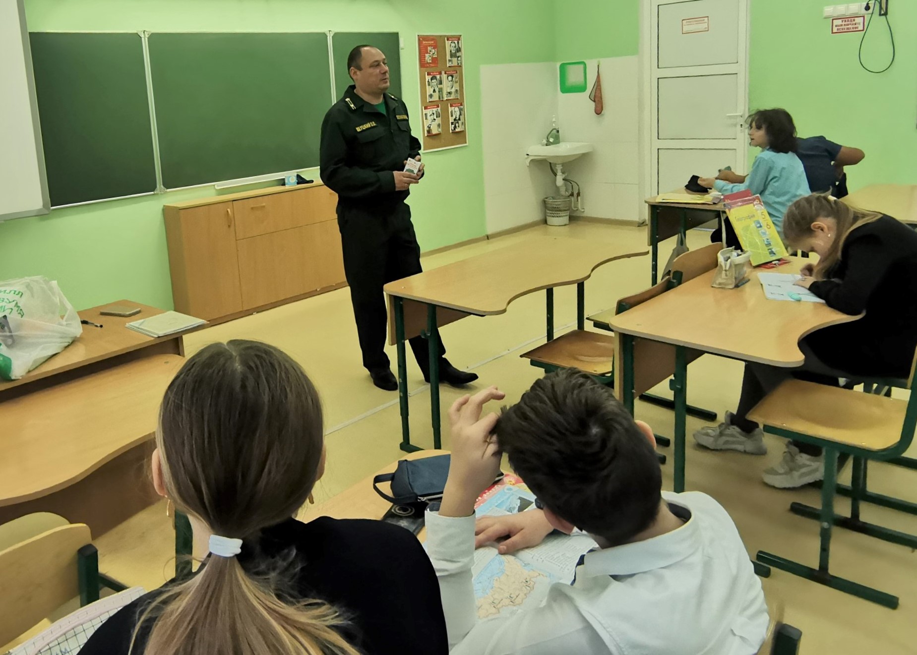 Сотрудники Подольского филиала Мособллеса провели занятие в гимназии № 7