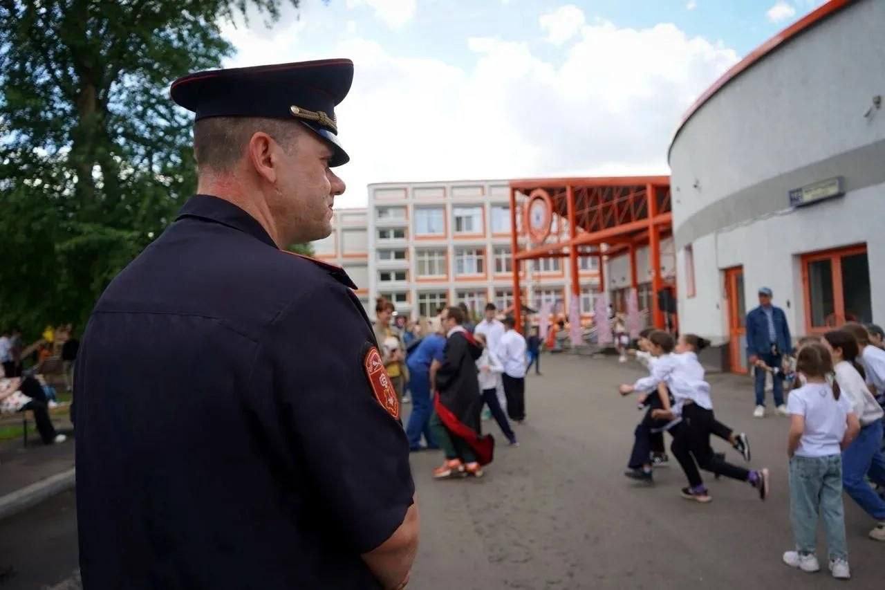 Росгвардейцы устроили праздник для детей, оставшихся без попечения родителей