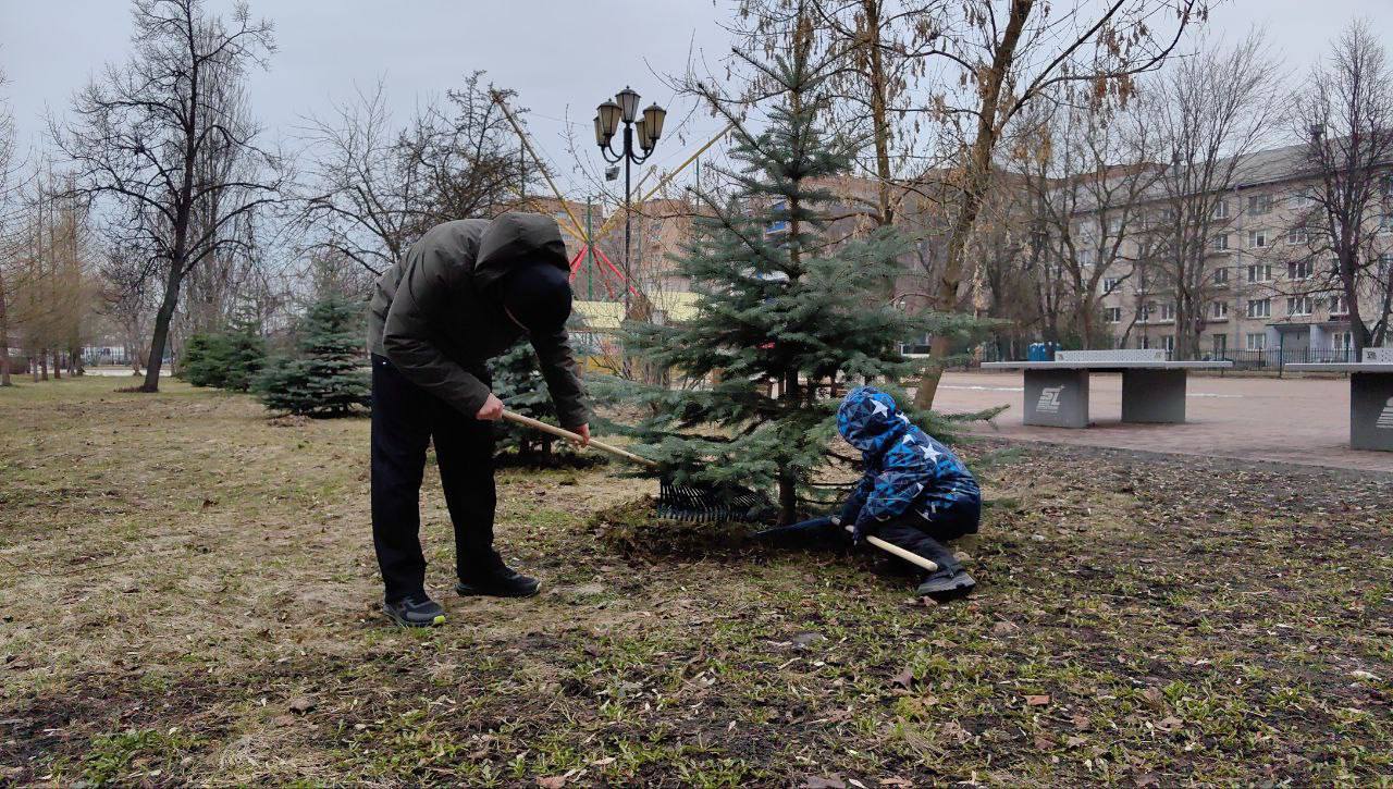 В Детском парке культуры и отдыха микрорайона Климовск жители привели в порядок территорию после зимы