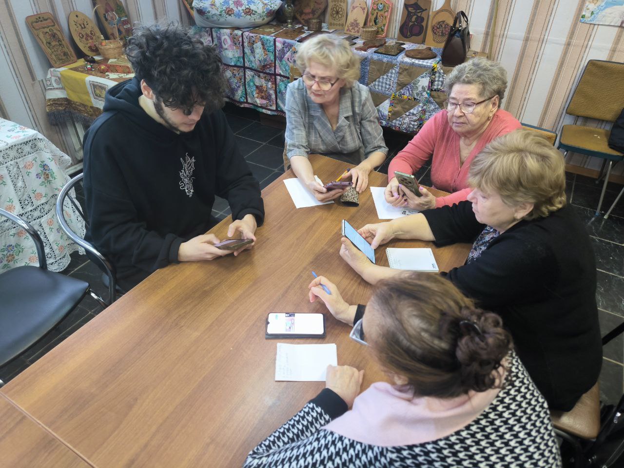 Будущие программисты учат пожилых людей пользоваться гаджетами