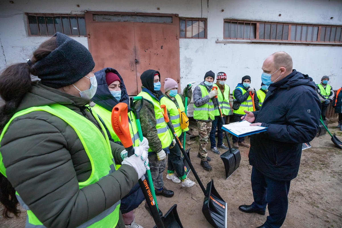 Состояние готовности сотрудников и техники в МУЖРП № 4 к работе в зимний период проверил первый замглавы администрации Владислав Лукьяненко