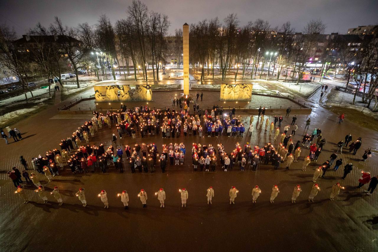 На площади Славы в Подольске зажглись сотни свечей