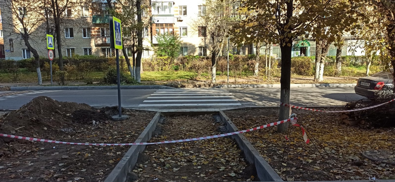 Завершаются работы по строительству пешеходного перехода на улице Горького в поселке Львовском
