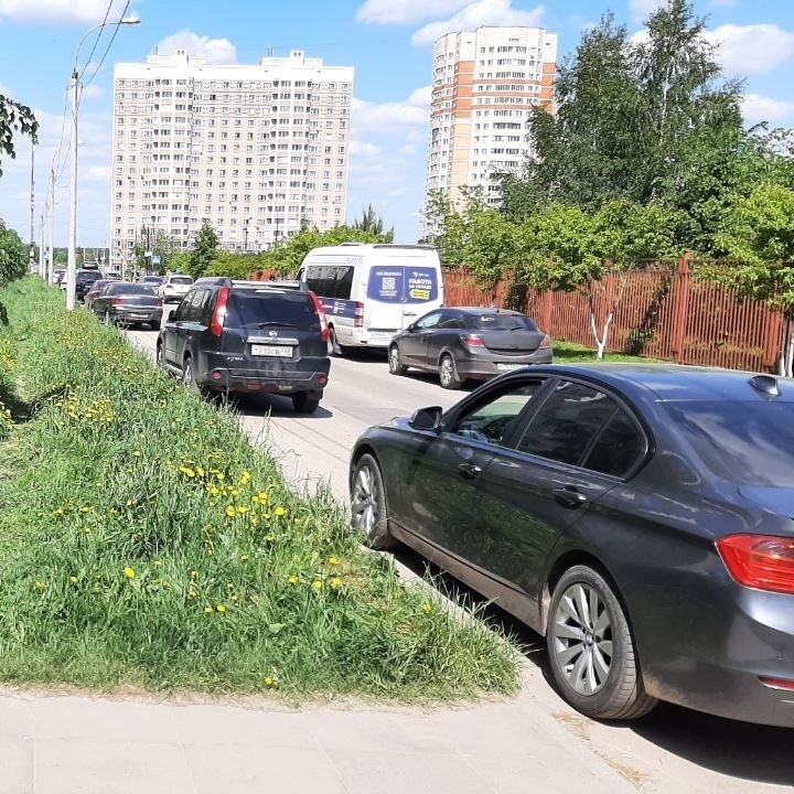 На четной стороне улицы Генерала Стрельбицкого завершаются работы по устройству дополнительных парковочных мест