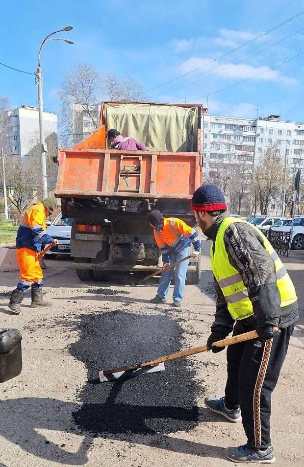 Начато устранение ям во дворах