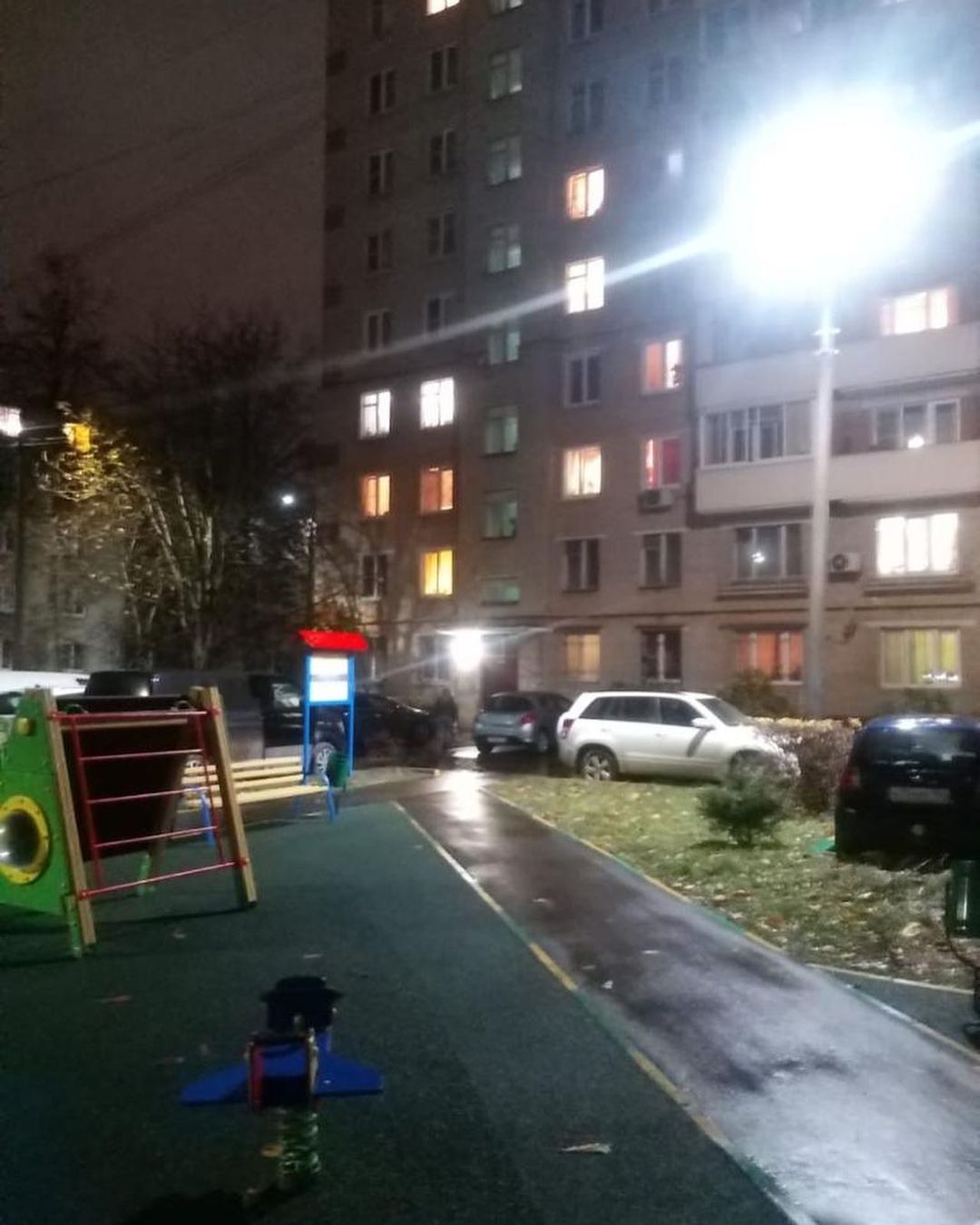 Освещение модернизируют во дворах, завершая работы по их комплексному благоустройству в 2020 году