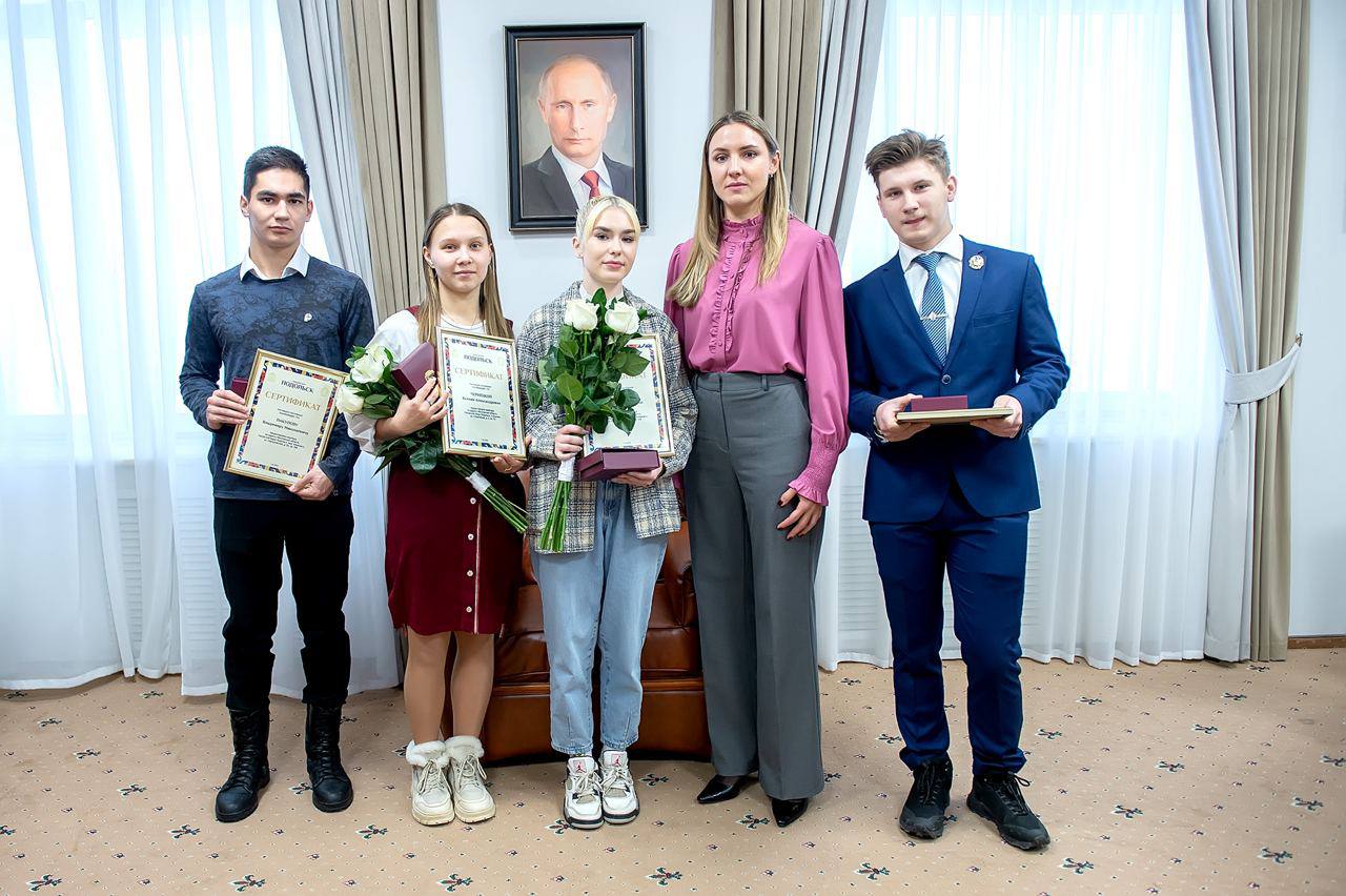 Еще четверым юным подольчанам вручили ключи от квартир