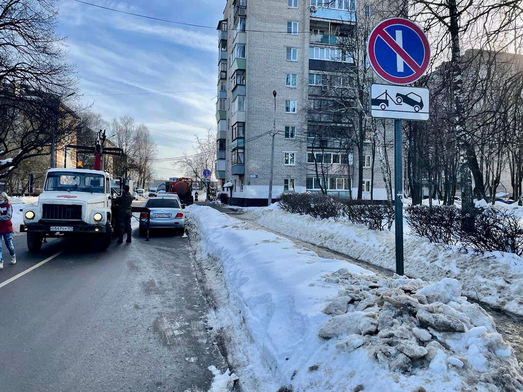 Неправильно припаркованные авто мешают уборке