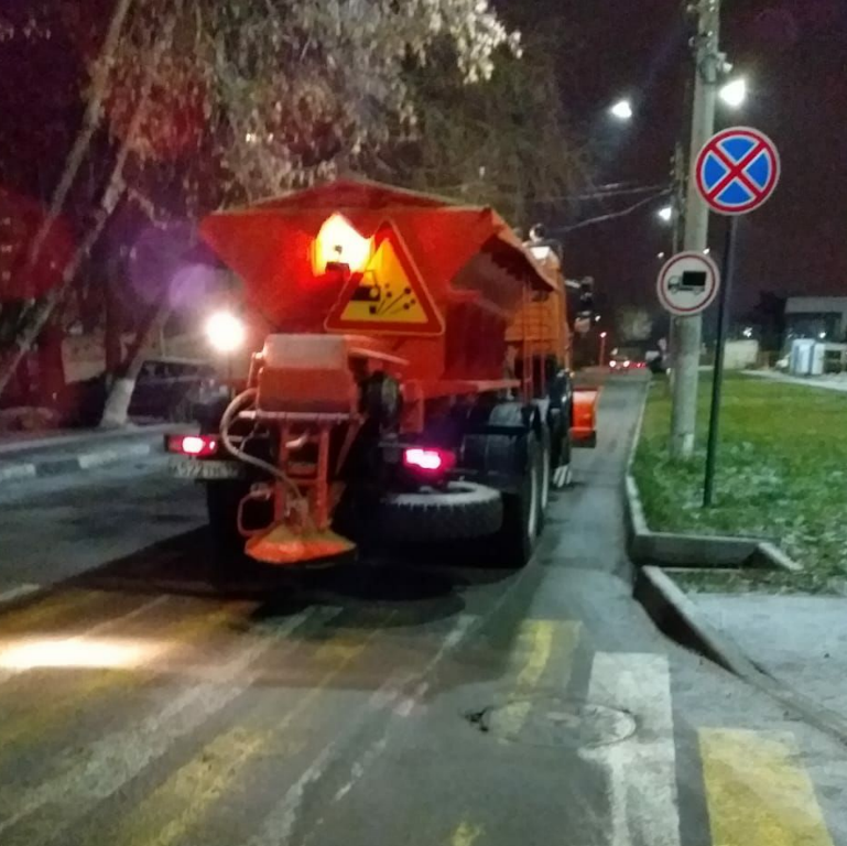В ночь с 1 на 2 декабря на муниципальных и региональных дорогах Подольска произведена противогололедная обработка