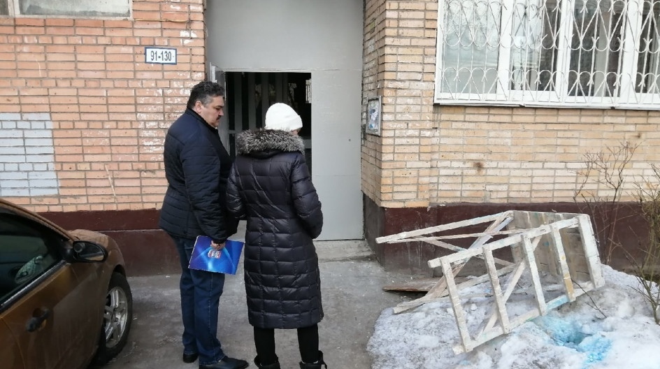 Ход ремонта подъезда проверил депутат