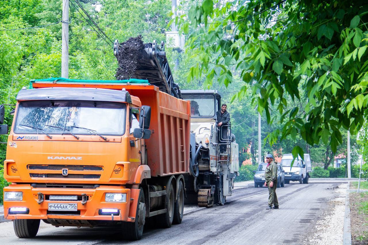 К фрезеровке покрытия автодороги приступили у железнодорожной станции Гривно