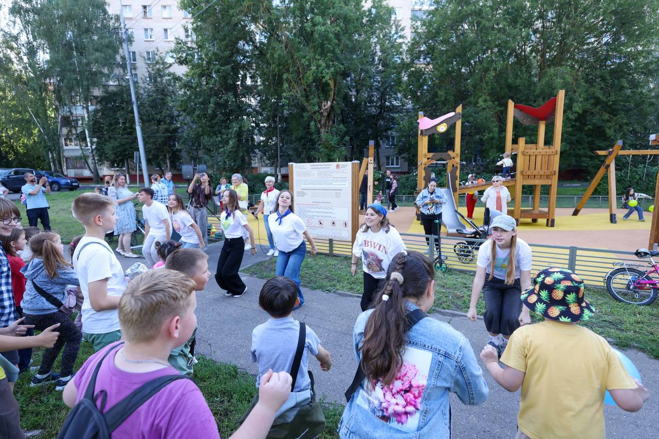Обновленную детскую площадку открыли в сквере 200-летия города Подольска