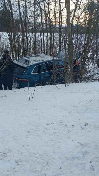 Помощь спасателей понадобилась после ДТП на сельской дороге