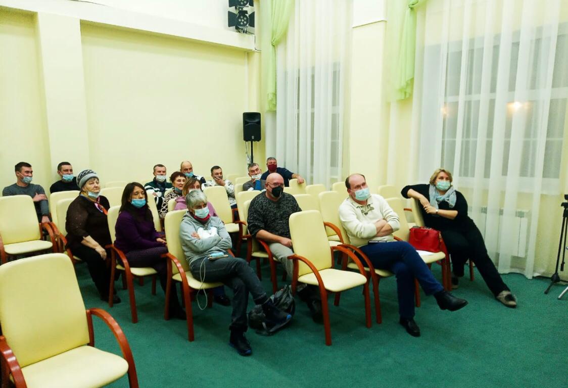 Планы благоустройства поселка Дубровицы на 2021 год обсудили с жителями
