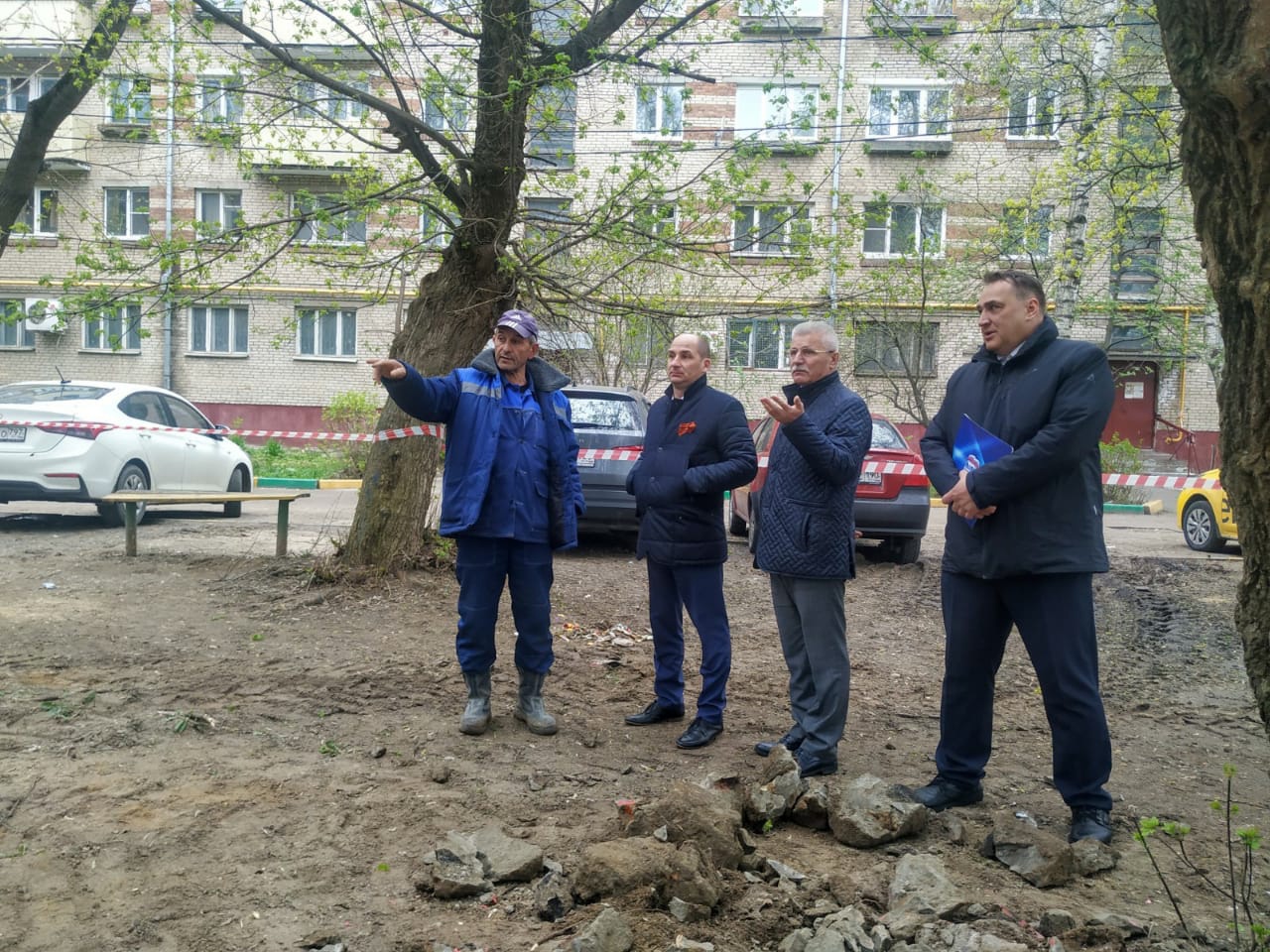 Благоустройство двора на контроле у депутатов Благоустройство двора на контроле у депутатов