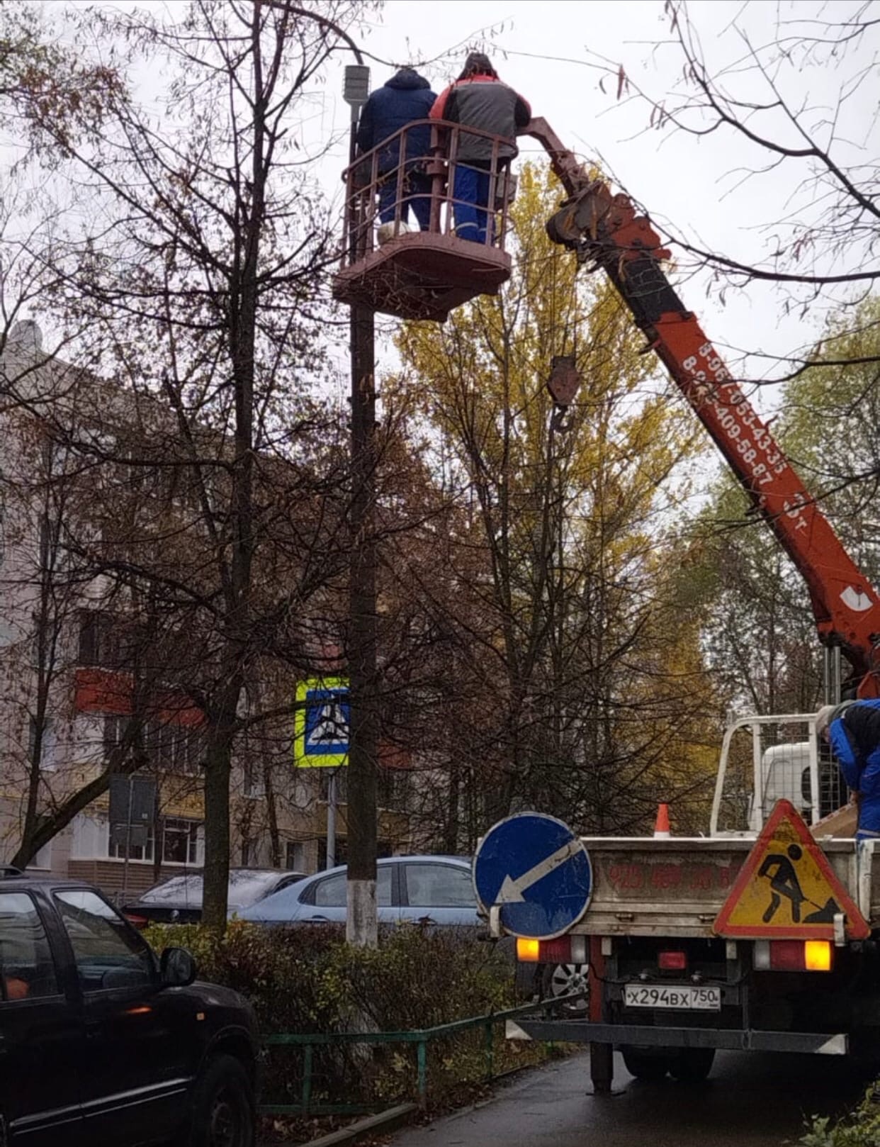 В мкр-не Львовском проводят замену светильников