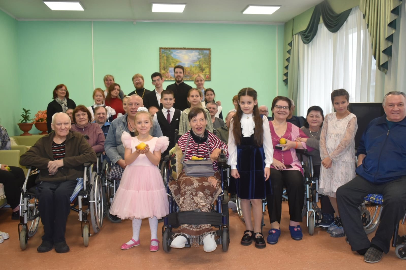 Воспитанники воскресной школы навестили инвалидов