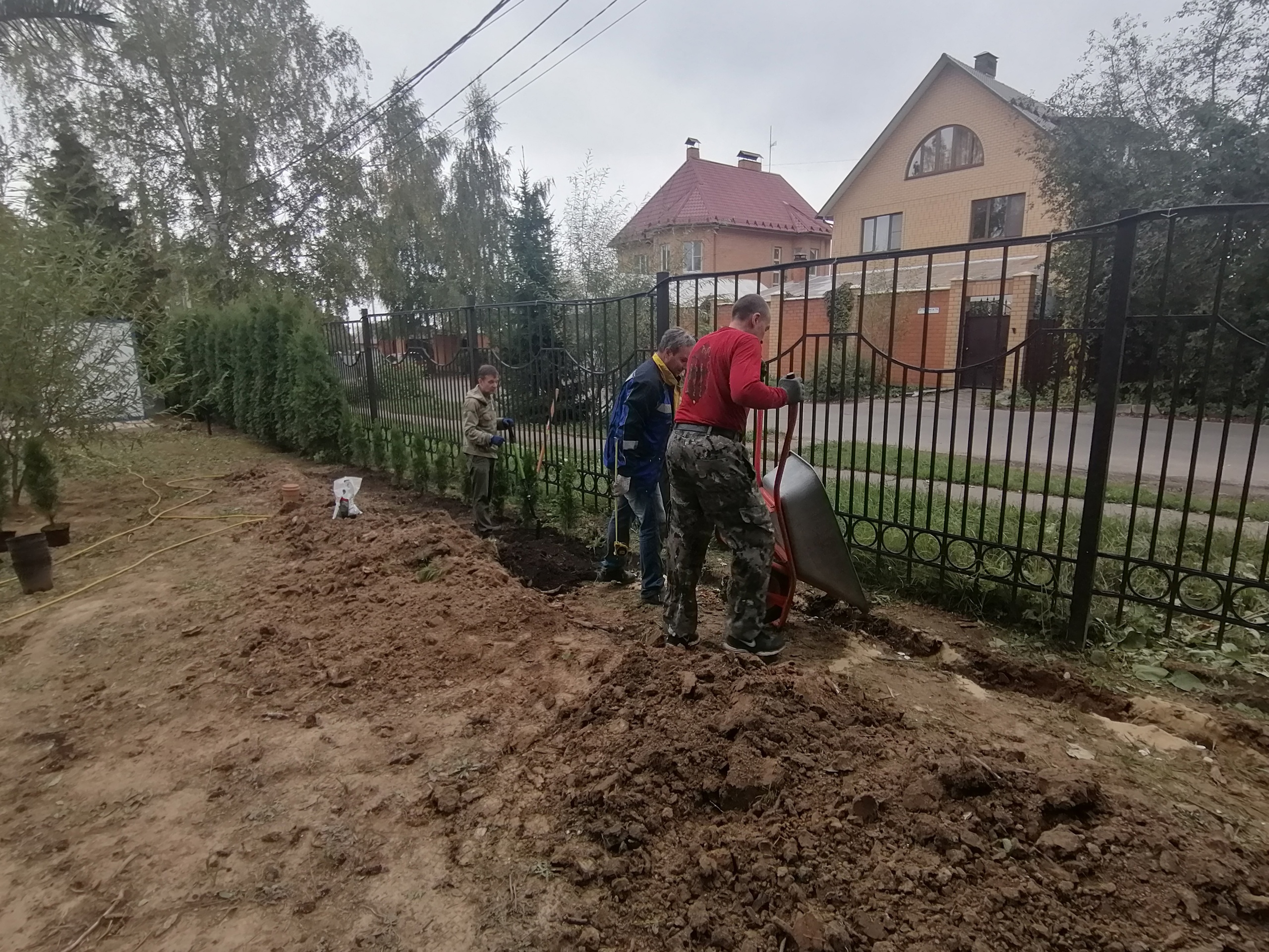 Озеленяется территория Андреевского храма