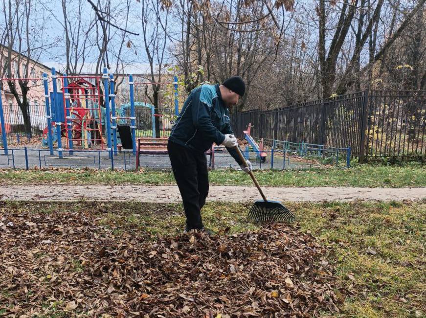 В уборке дворов и улиц задействовано 470 работников муниципальных предприятий - ПКБ и «УК Подольск» 