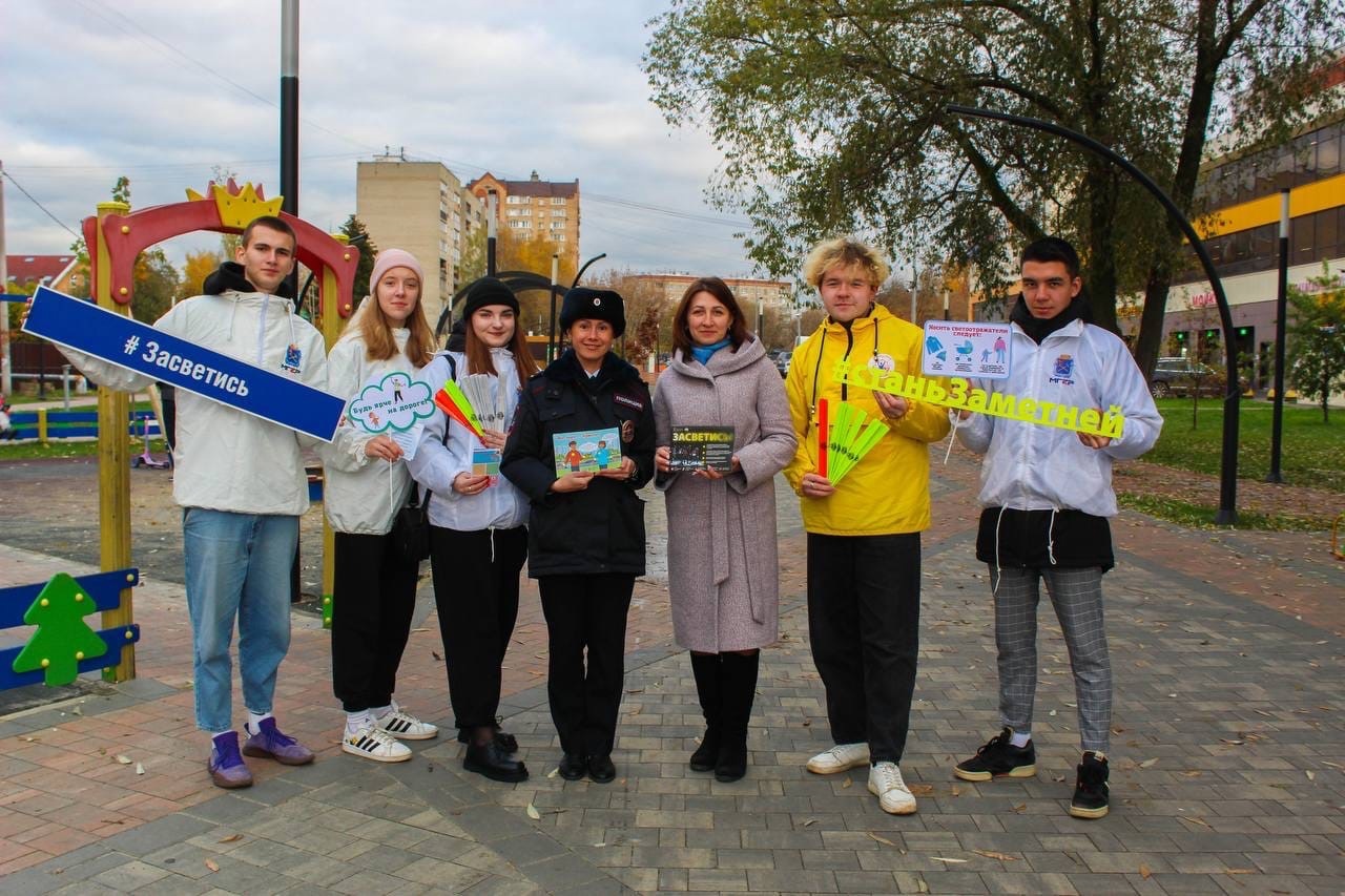 На бульваре Юности прошел областной социальный раунд по безопасности дорожного движения «Засветись!»