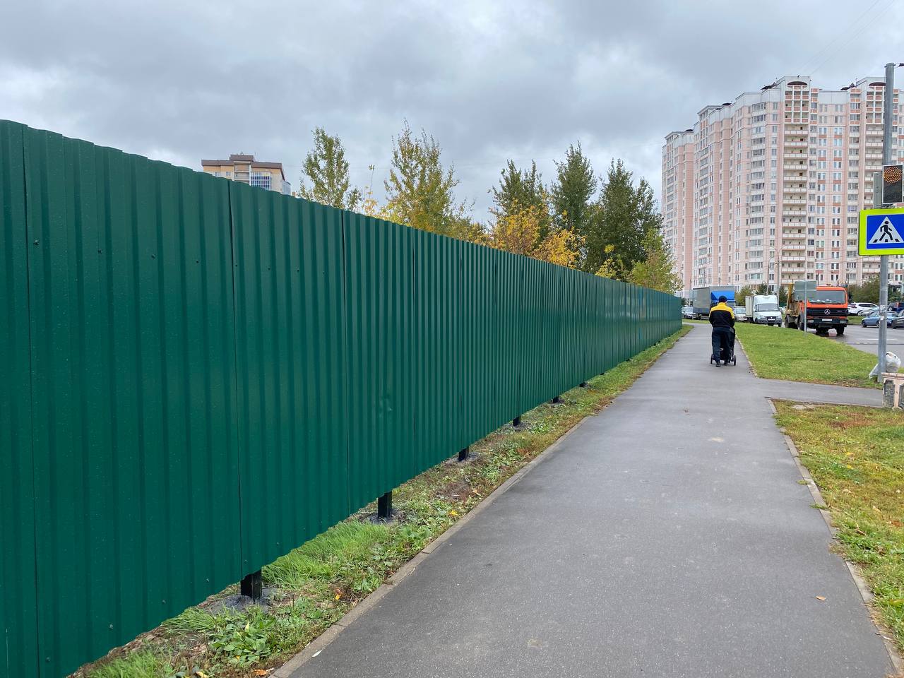 В Фетищеве огородили заброшенную стройплощадку