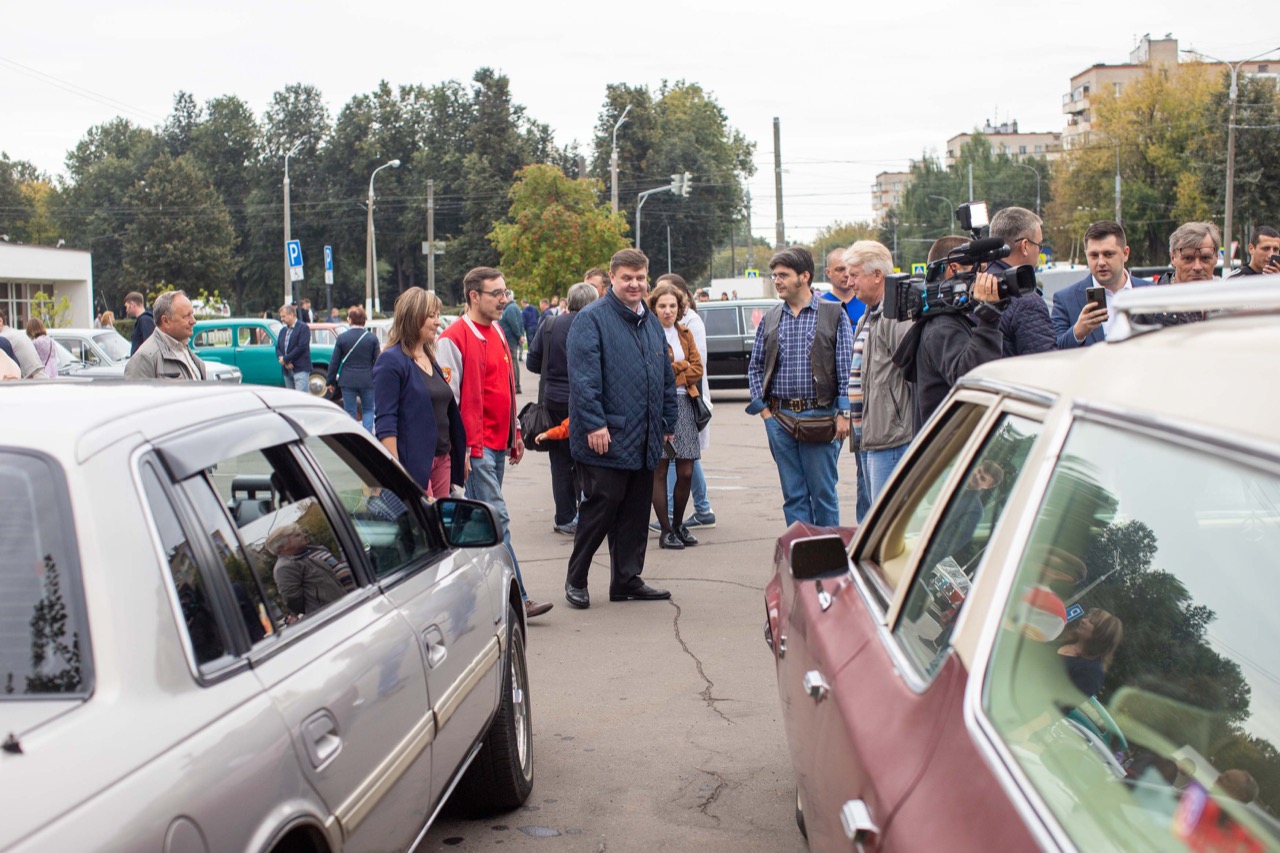 Николай Пестов осмотрел юбилейную выставку ретромобилей