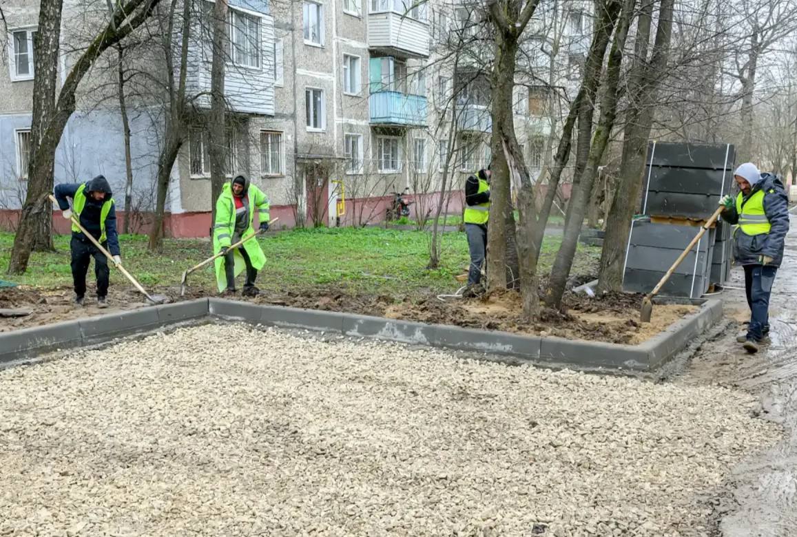 В Высотном и Ивановском микрорайонах Подольска комплексно благоустраивают дворовые территории