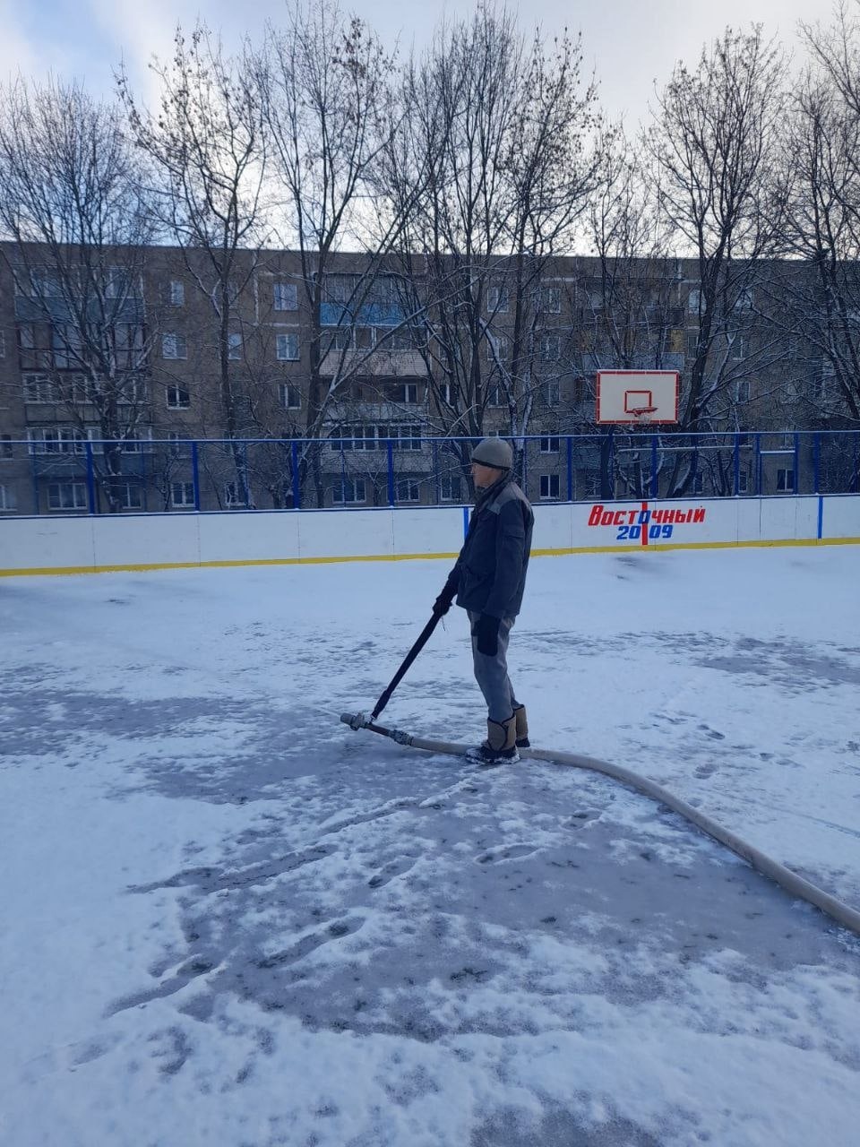 В Подольске начали заливать катки