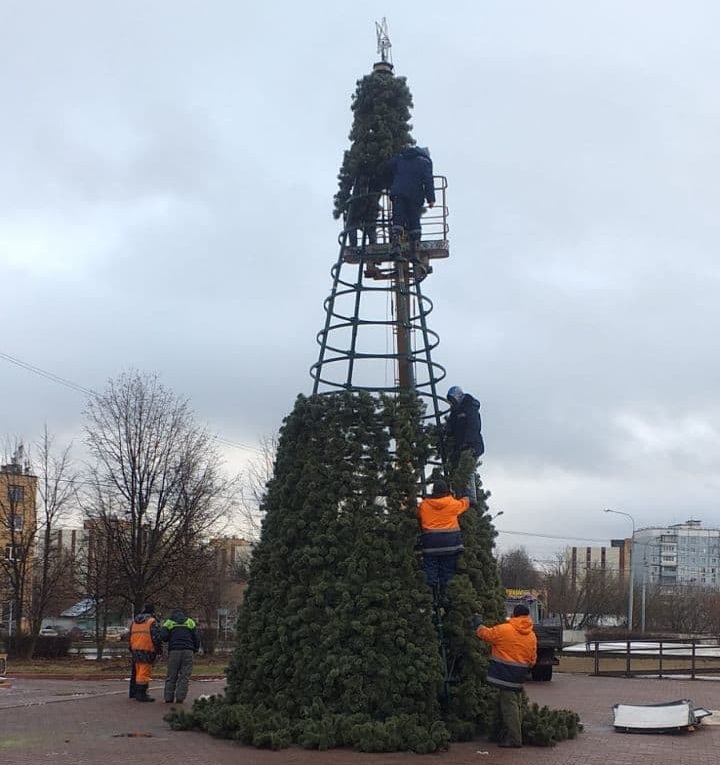 В Подольске продолжаются работы по украшению общественных пространств к Новому году