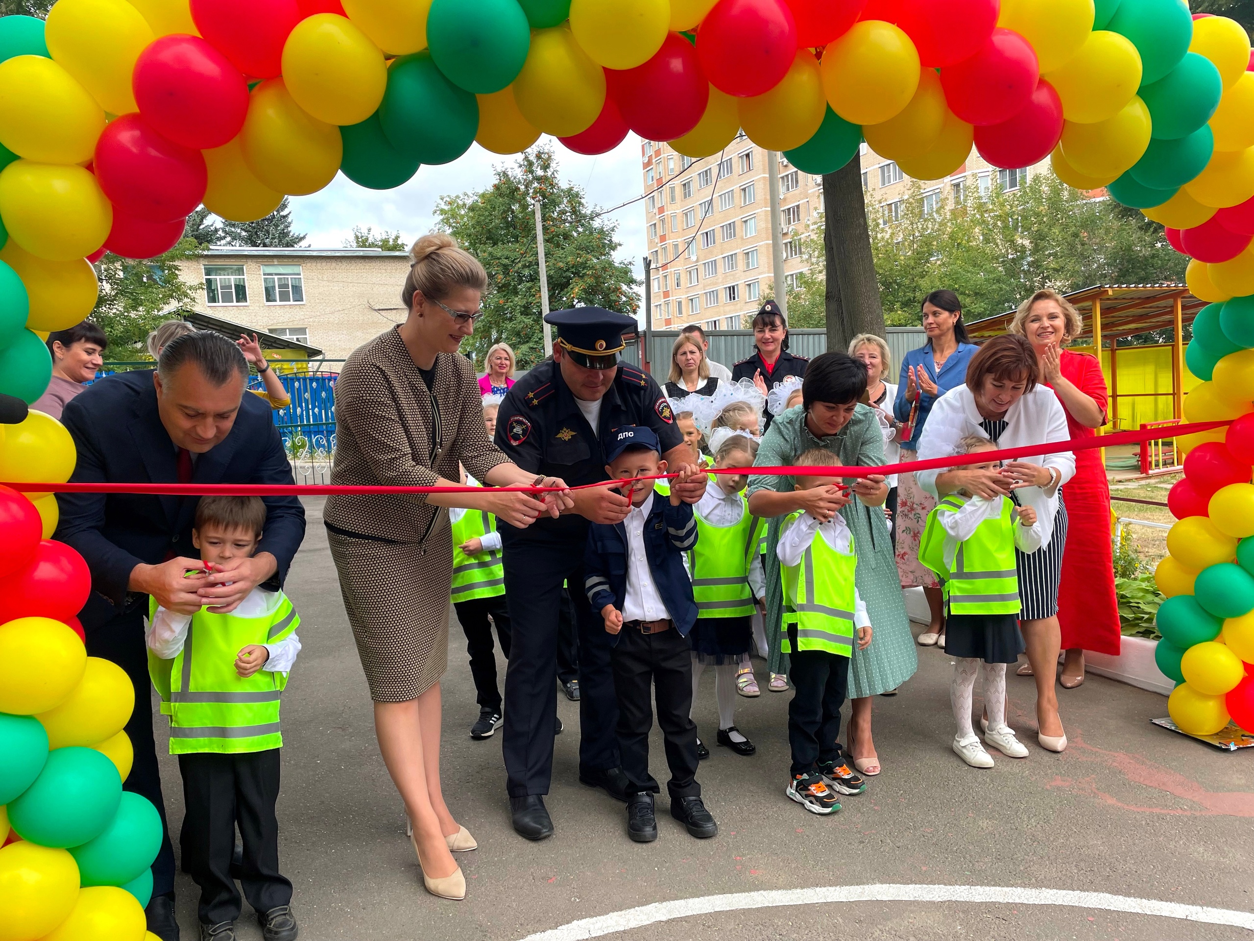 Детский сад подольск. Открытие детской площадки. Московский садик. Мини городок для изучения правил дорожного движения. 29 Детский сад г Подольск.