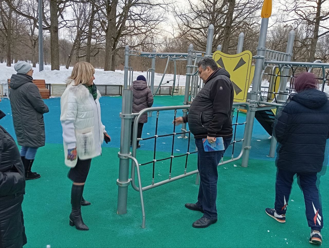 Депутаты проверили содержание губернаторской детской площадки