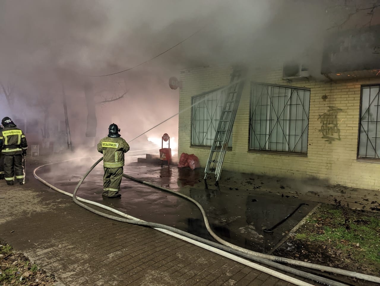 Пожарные ликвидировали возгорание в магазинах на Гривно