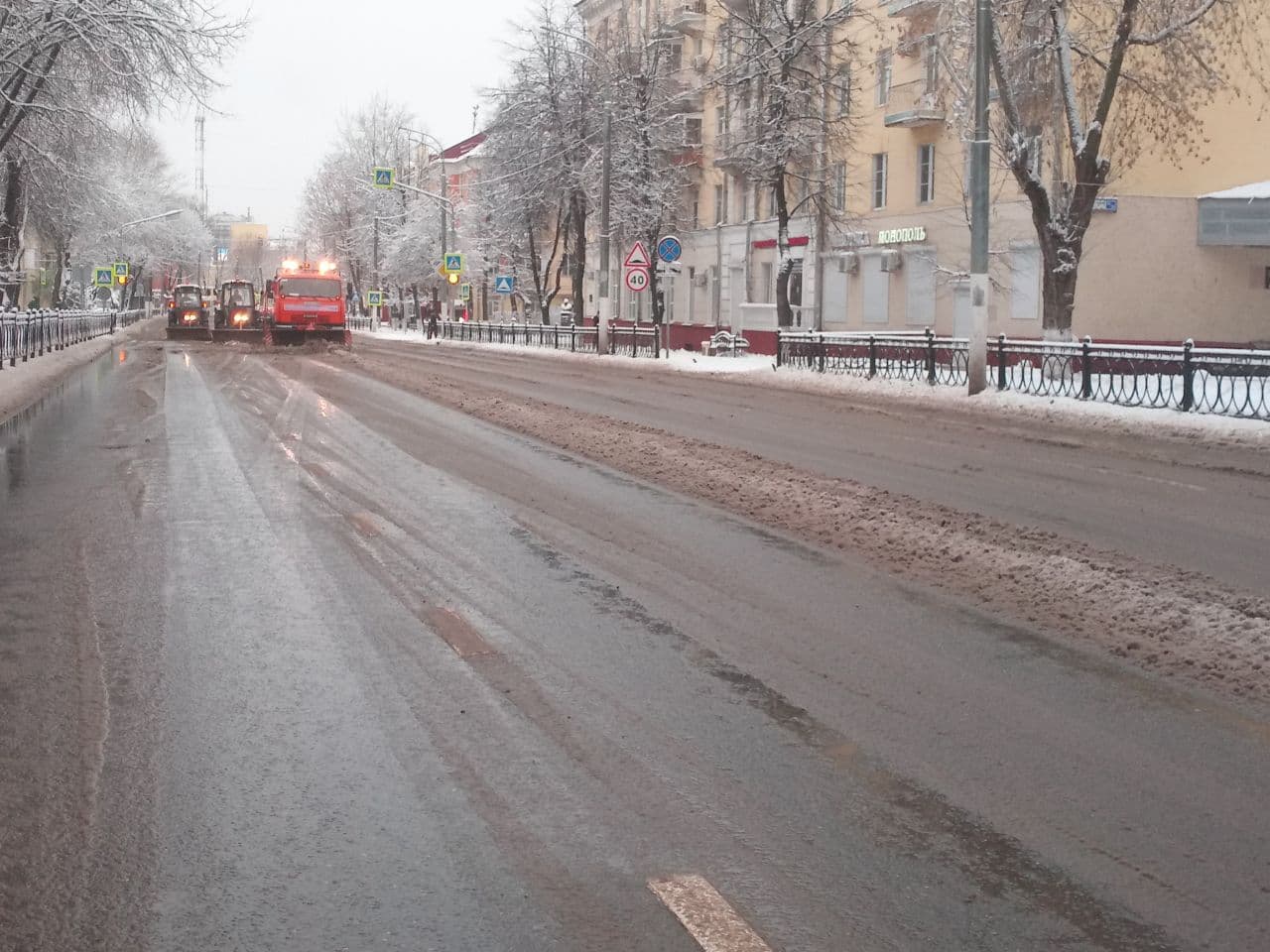 Дорожные службы продолжают работать на улично-дорожной сети Подольска