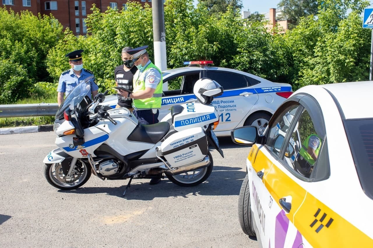 Проверку соблюдения масочного режима в такси проводят сотрудники ОГИБДД и управления общественной безопасности администрации городского округа Подольск